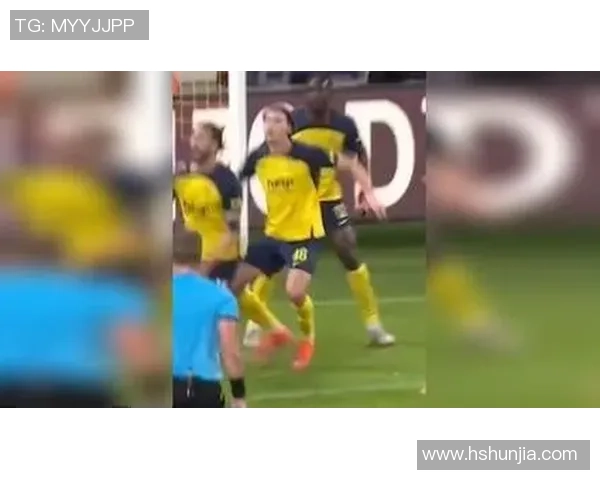 绿茵场上优雅奔跑的文艺球星光影瞬间定格 绿茵场上优雅奔跑的文艺球星光影瞬间定格